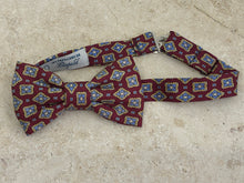 Charger l'image dans la galerie, Nœud papillon en soie Bordeaux petits motifs géométriques