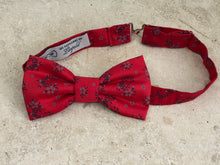 Charger l'image dans la galerie, Nœud papillon rouge à petite fleurs