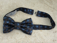 Charger l'image dans la galerie, Nœud papillon motif rose, soie bleu et doré