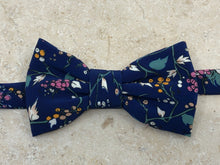 Charger l'image dans la galerie, Nœud papillon bleu à petites fleurs