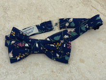 Charger l'image dans la galerie, Nœud papillon bleu à petites fleurs