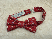 Charger l'image dans la galerie, Nœud papillon en soie rouge dauphin