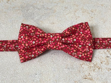 Charger l'image dans la galerie, Nœud papillon à fleurs rouges esprit liberty