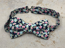 Charger l'image dans la galerie, Nœud papillon à fleurs esprit liberty