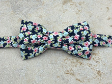 Charger l'image dans la galerie, Nœud papillon à fleurs esprit liberty
