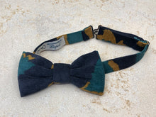 Charger l'image dans la galerie, Nœud papillon velours bleu et moutarde
