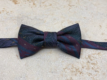Charger l'image dans la galerie, Nœud papillon en soie ramage bleu et parme