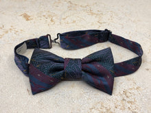 Charger l'image dans la galerie, Nœud papillon en soie ramage bleu et parme