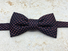 Charger l'image dans la galerie, Nœud papillon en soie marine pois rouges et blancs