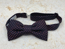 Charger l'image dans la galerie, Nœud papillon en soie marine pois rouges et blancs