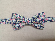 Charger l'image dans la galerie, Nœud papillon à fleurs esprit liberty
