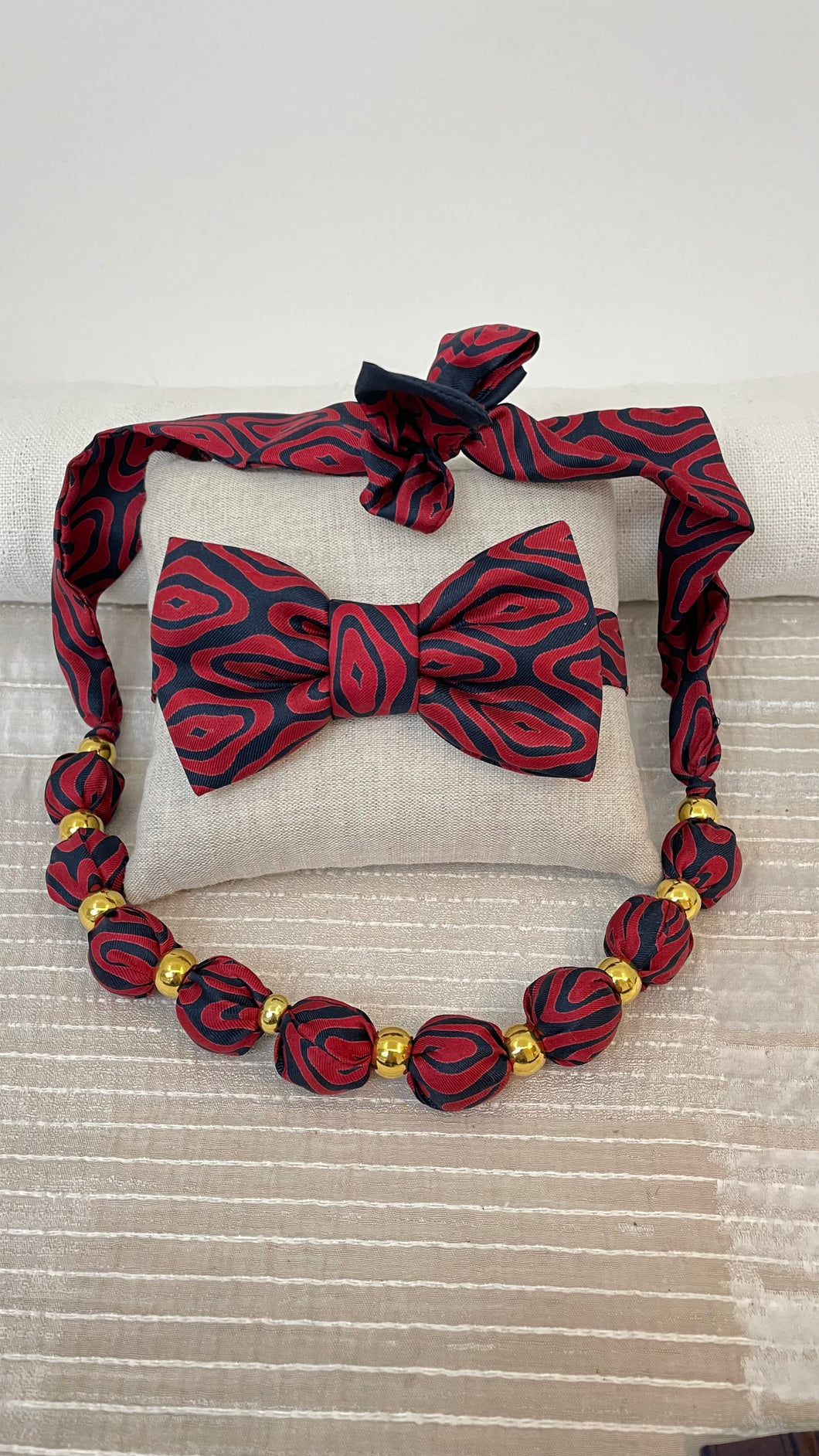 Nœud papillon en soie marine et rouge