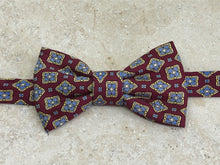 Charger l&#39;image dans la galerie, Nœud papillon en soie Bordeaux petits motifs géométriques
