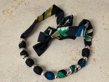 Charger l&#39;image dans la galerie, Collier  bleu marine, vert et jaune
